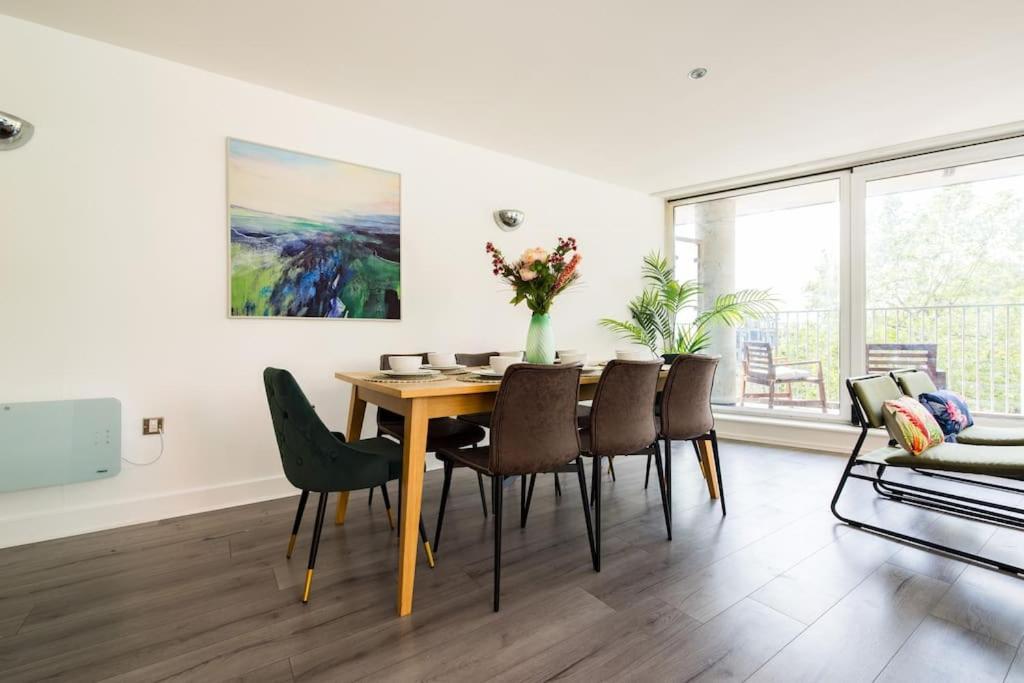 Luxury - Excel - O2- 3 Bedroom Apartment London