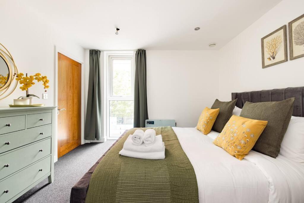 Luxury - Excel - O2- 3 Bedroom London